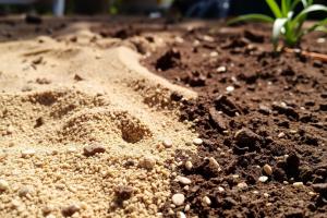 Блог — Какой песок для бетона выбрать: особенности карьерного и мытого песка — фото